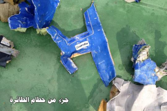 لاشه ی هواپیمای مصری که داعش مسئولیت انفجار آن را به عهده گرفت؛ پیدا شد.